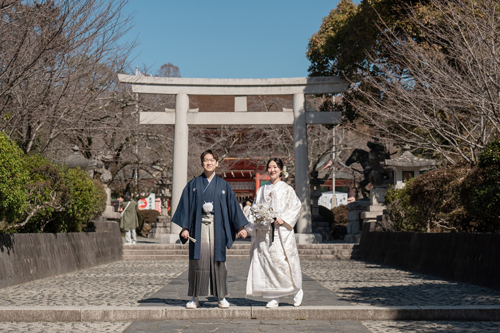 静岡フォトウエディングのフィーノスタイルで撮影した富士宮浅間大社の新郎新婦の記念写真撮影