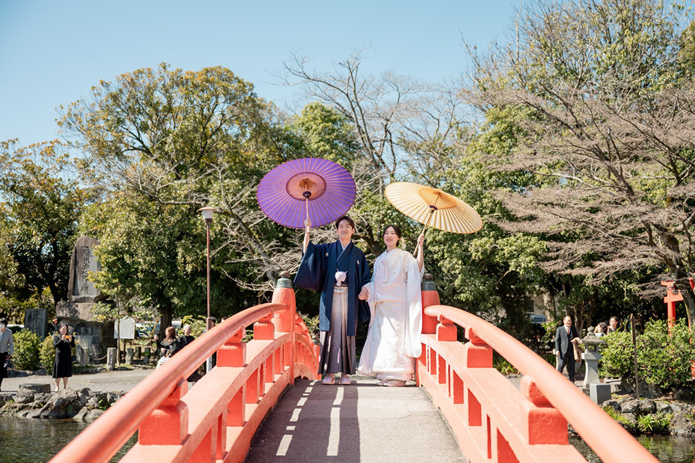 静岡フォトウエディングのフィーノスタイルで撮影した富士宮浅間大社の新郎新婦の記念写真撮影