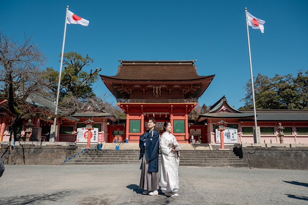 静岡フォトウエディングのフィーノスタイルで撮影した富士宮浅間大社の新郎新婦の記念写真撮影
