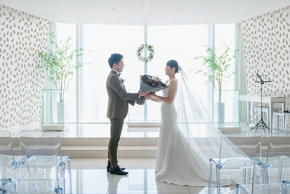 静岡フォトウエディングのフィーノスタイルで撮影したチャペルの新郎新婦のおしゃれなウエディングフォト