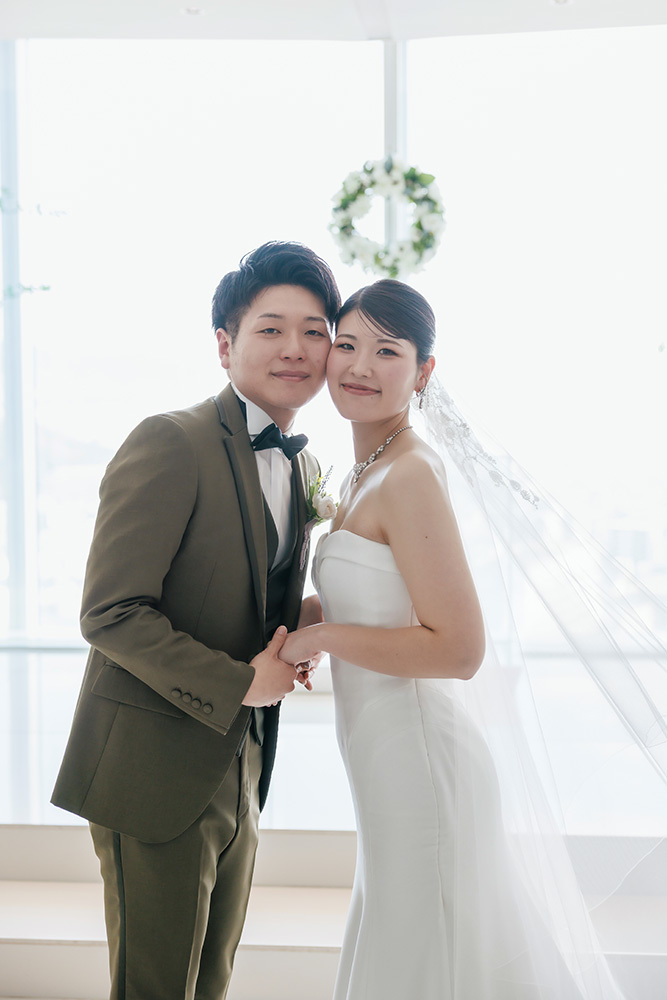 静岡フォトウエディングのフィーノスタイルで撮影したチャペルの新郎新婦のおしゃれなウエディングフォト