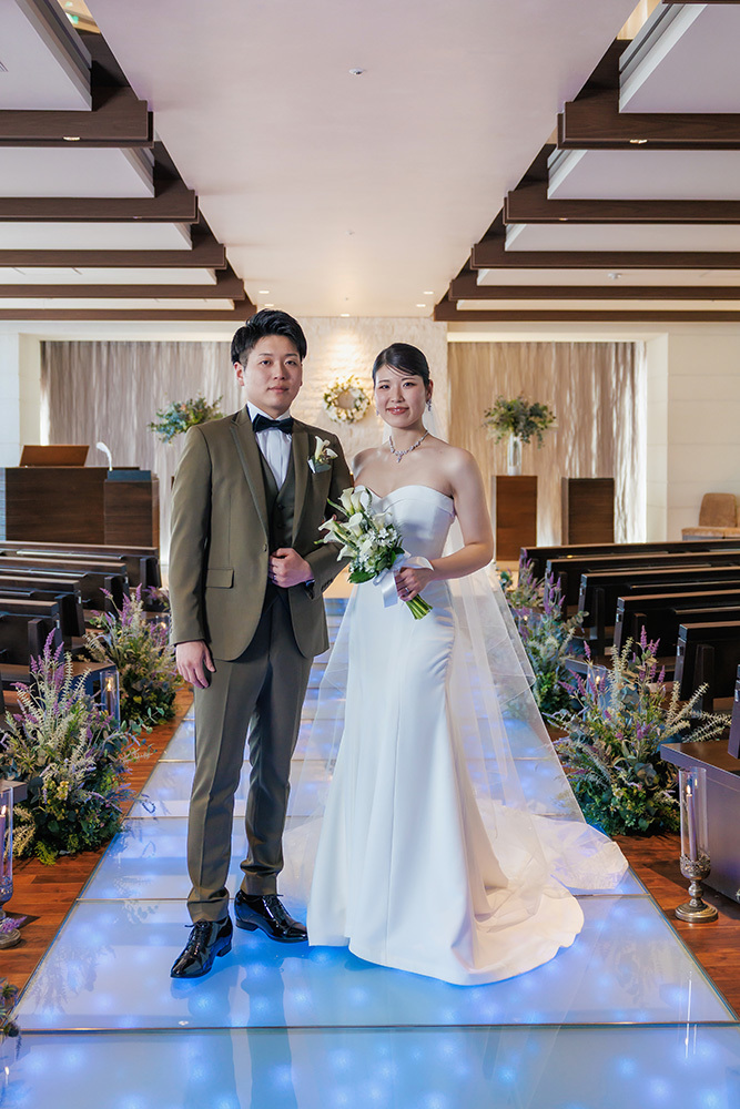 静岡フォトウエディングのフィーノスタイルで撮影したチャペルの新郎新婦のおしゃれなウエディングフォト