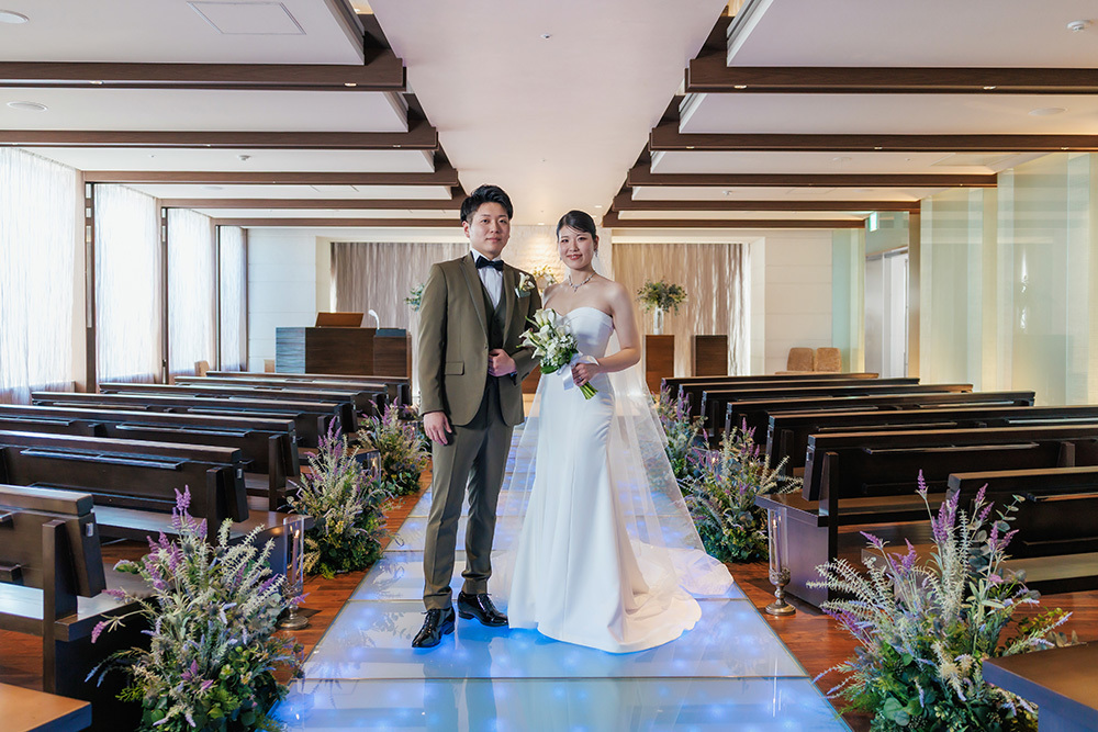 静岡フォトウエディングのフィーノスタイルで撮影したチャペルの新郎新婦のおしゃれなウエディングフォト