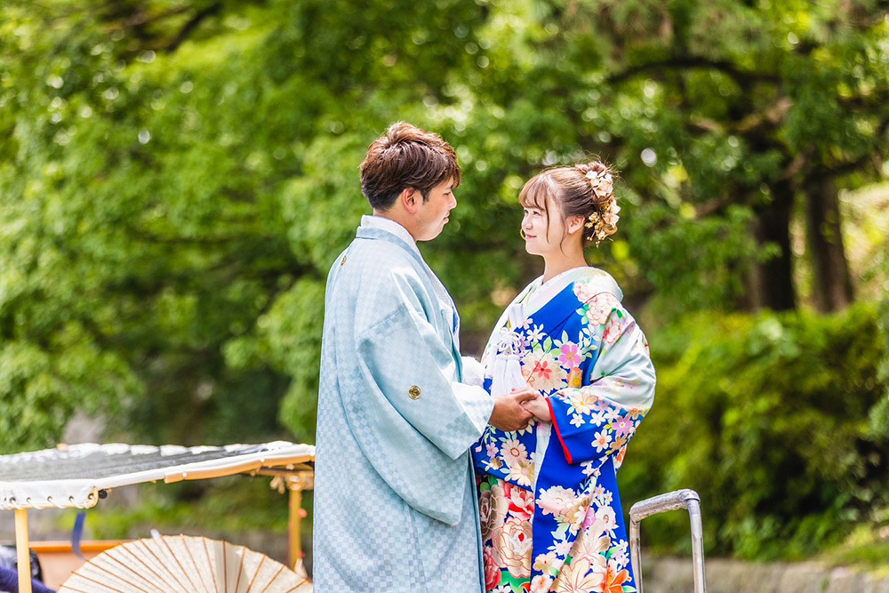 静岡フォトウエディングのフィーノスタイルで撮影した新緑の木々と新郎新婦