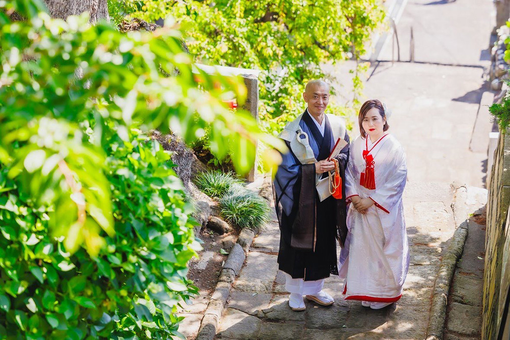 静岡フォトウエディングのフィーノスタイルで撮影した新緑の木々と新郎新婦