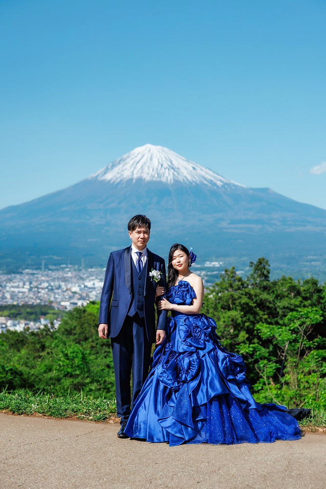 静岡フォトウエディングのフィーノスタイルで撮影した新緑の木々と新郎新婦