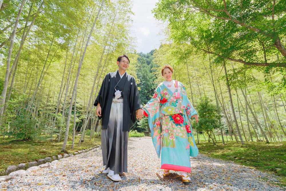 静岡フォトウエディングのフィーノスタイルで撮影した新緑の木々と新郎新婦