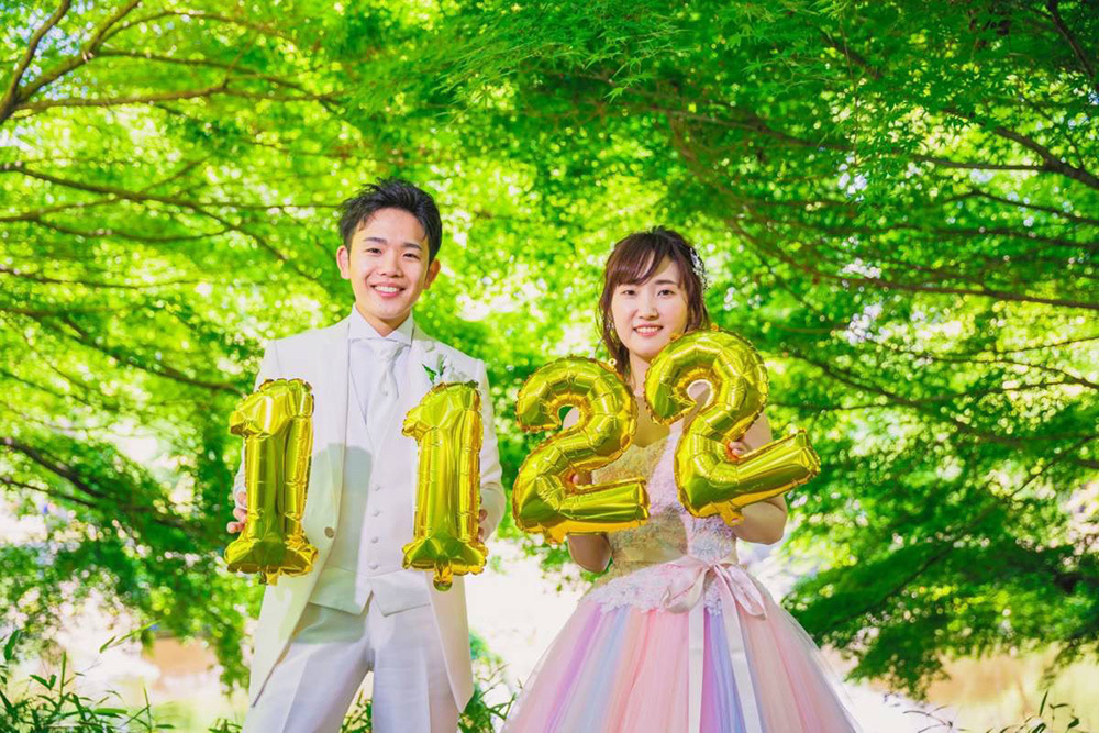 静岡フォトウエディングのフィーノスタイルで撮影した新緑の木々と新郎新婦